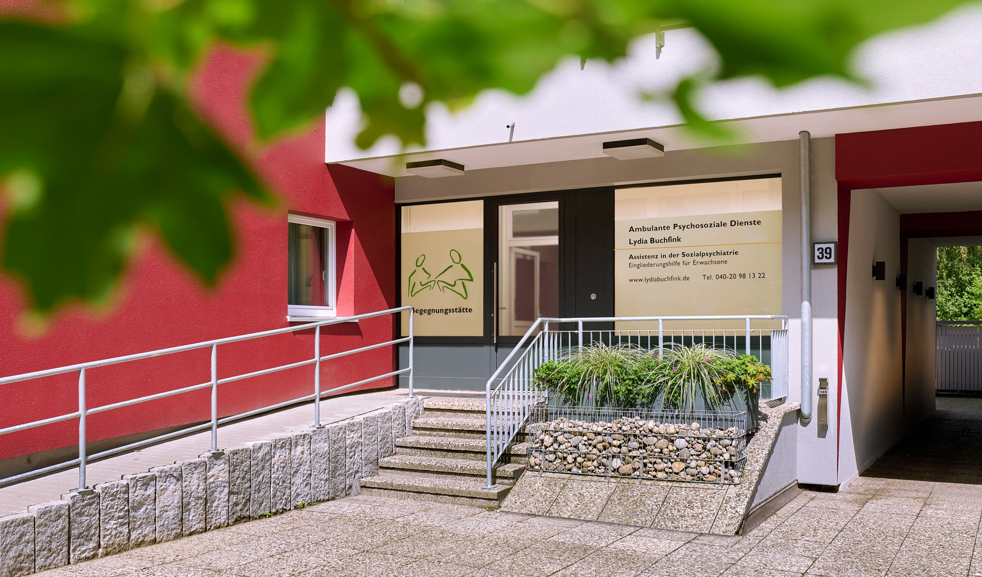 Konferenzraum mit einem großen Tisch in der Mitte und einem Bildschirm an der Wand