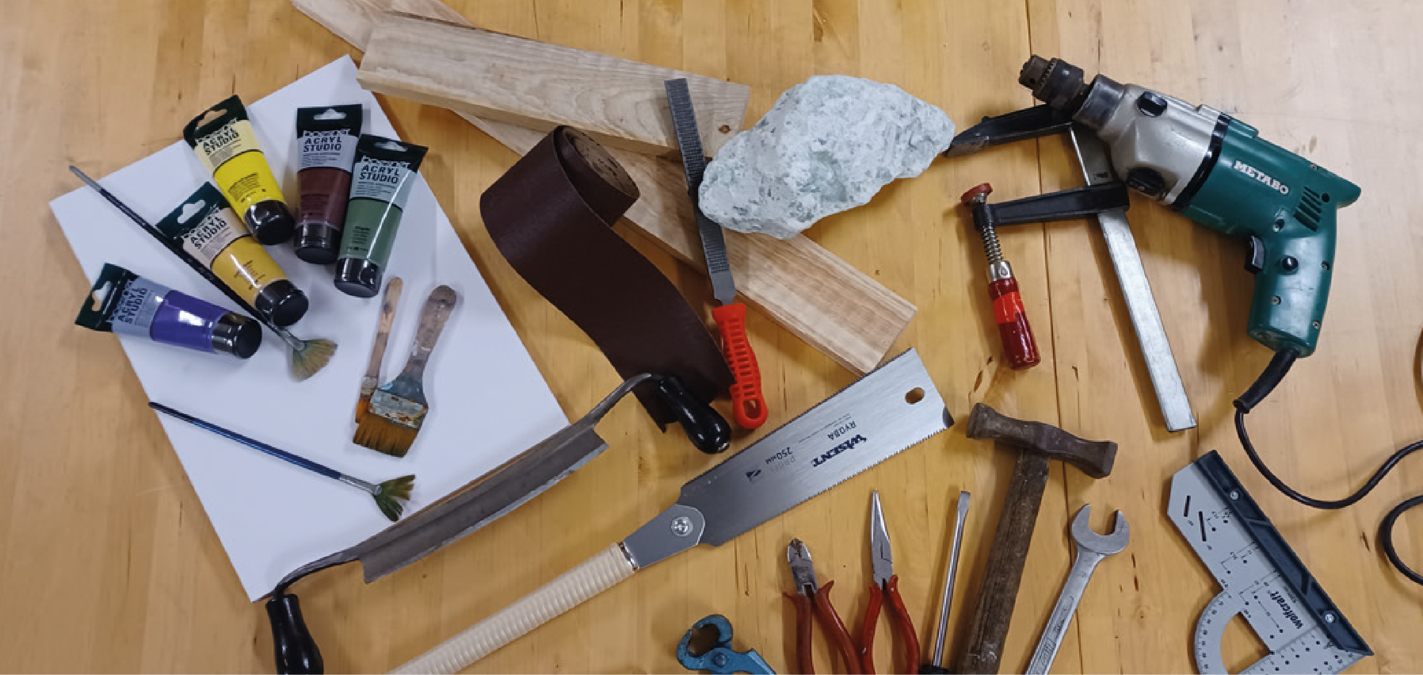 Werkzeug und Bastelmaterial auf einem Tisch verteilt