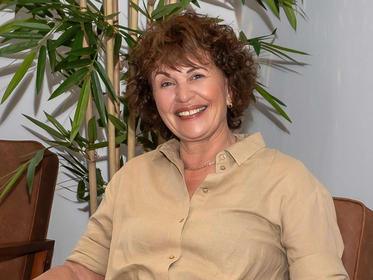 Portrait von Lydia Buchfink auf einem Stuhl sitzend