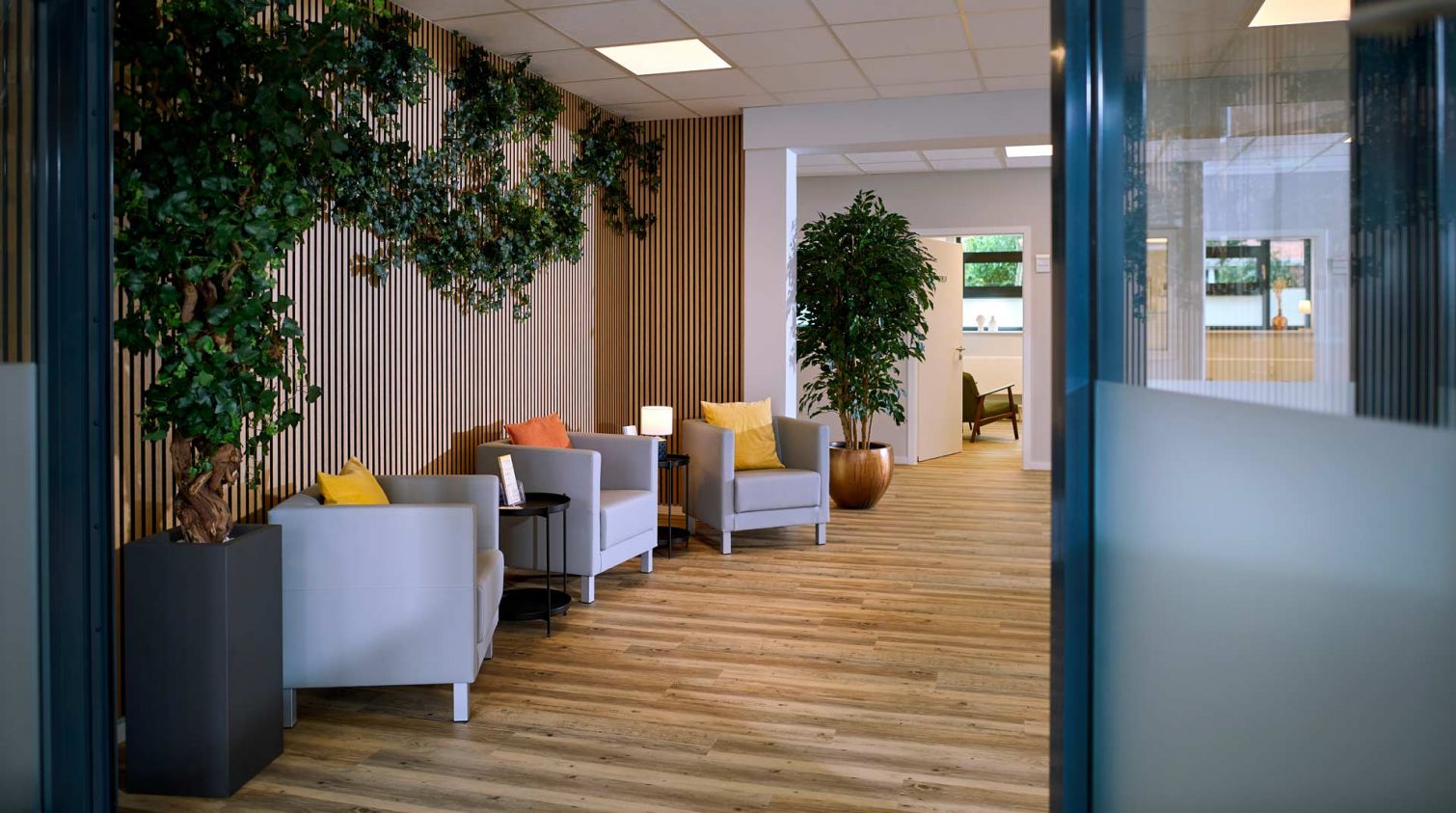 Ein Wartezimmer mit Sessel und Pflanzen